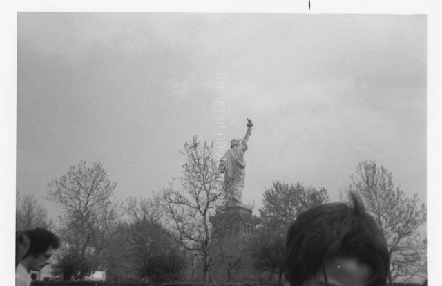 STATUE OF LIBERTY Vintage FOUND PHOTO b+w Snapshot NEW YORK 39 LA 91 R