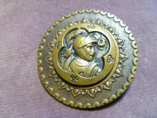 grand Bouton ancien métal décor soldat signé AP&C déposé paris 36 mm