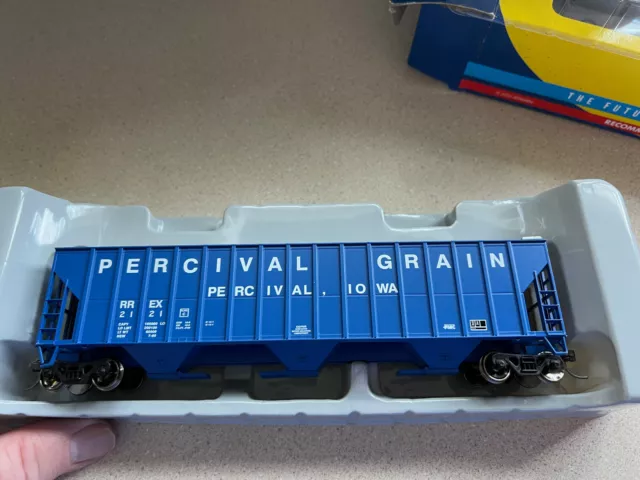 Athearn HO #92759 Percival Iowa Grain Covered Hopper RREXX #2121 w Orig Box