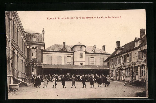 CPA Mouy, Ecole Primaire, La Cour Interieure