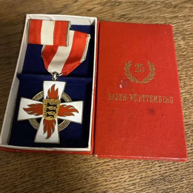 Orden  Feuerwehr Ehrenkreuz Mit Etui und Miniatur in Silber FW24