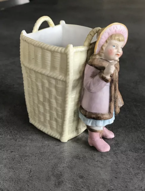 VASE Panier avec FIGURINE Fillette En BISCUIT Peinture Polychrome, numéroté