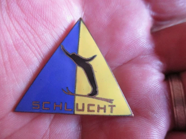 Pin's ancien insigne revers émaillé club de ski international