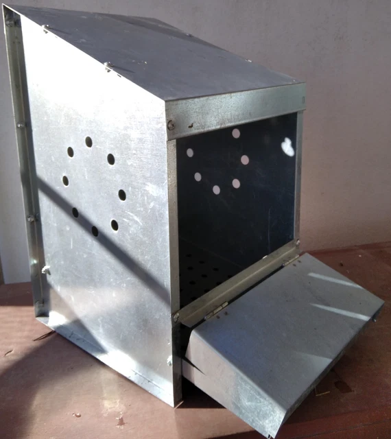 NIDO GALLINE OVAIOLE ZINCATO CON CASSETTO RACCOGLI Uova esterno. Come nuovo