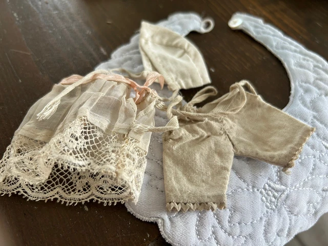 RAVISSANT PETIT ENSEMBLE POUR POUPÉE ANCIENNE MODES ET TRAVAUX