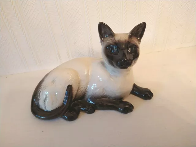 Royal Doulton Siamese Cat Laying Down No 1559 In Nice Condition See Photos