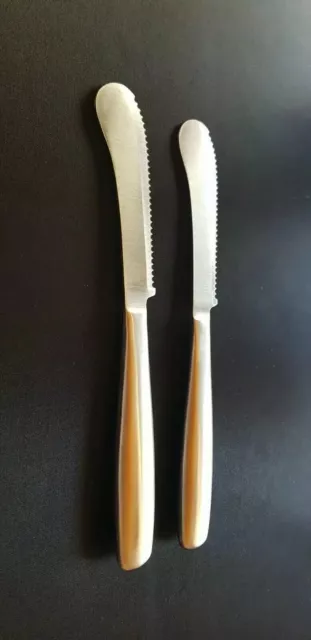 2x Frühstücksmesser / Brotmesser von CHG aus rostfr. Edelstahl m. Wellenschliff