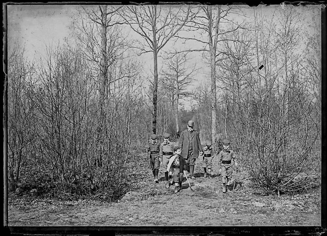 Plaque verre photo ancienne négatif noir et blanc 6x9 cm homme enfant promenade