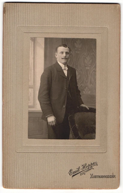 Fotografie Emil Hoppe, Hartmannsdorf, Mann mit kurzen Haaren und Schnauzer im A
