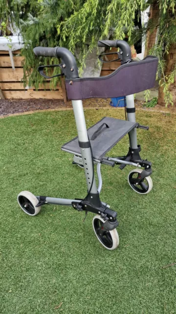 Walker with 4 wheels, seat, height adjustable and brakes