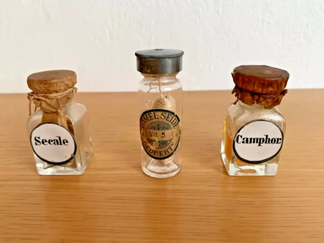 3 alte Apothekerflaschen, original befüllt, versiegelt, antik, um 1900, Rarität