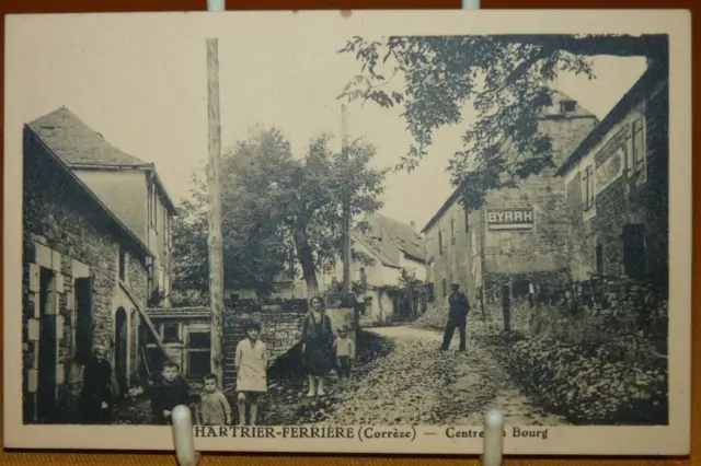 CPA  Chartrier-Ferrière (Corrèze) le centre du Bourg Publicité Byrrh on voyagée