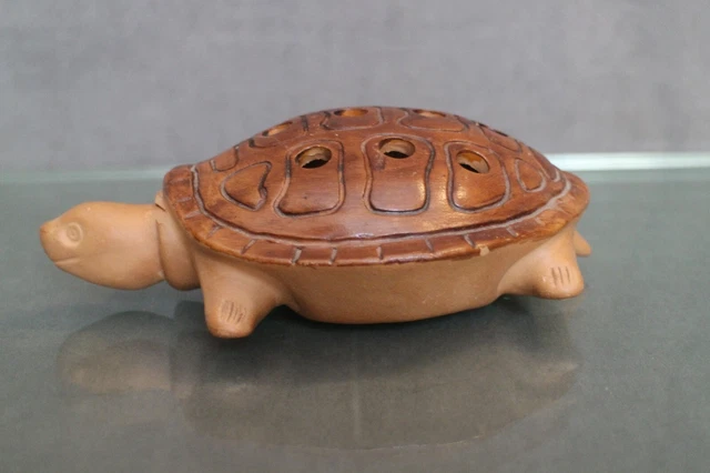 Grand sujet à la tortue en terre cuite