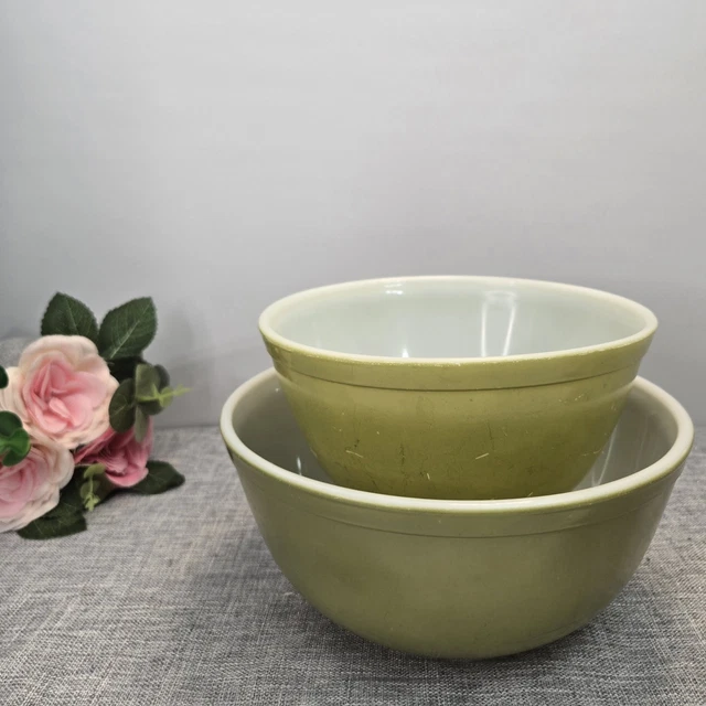VINTAGE 1960S PYREX #403 & #402 Avocado Green Nesting Mixing Bowls $85. ...