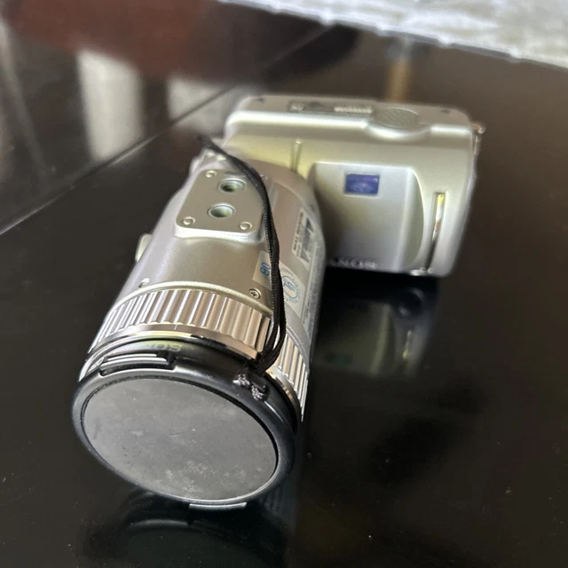 SONY DSC-F505V DIGITAL Camera W 2 Batteries & Charger