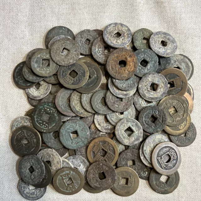 100 Chinese Qing Dynasty coins, some with rare defects 清钱100枚，部分的破裂残缺，原始锈迹#100A