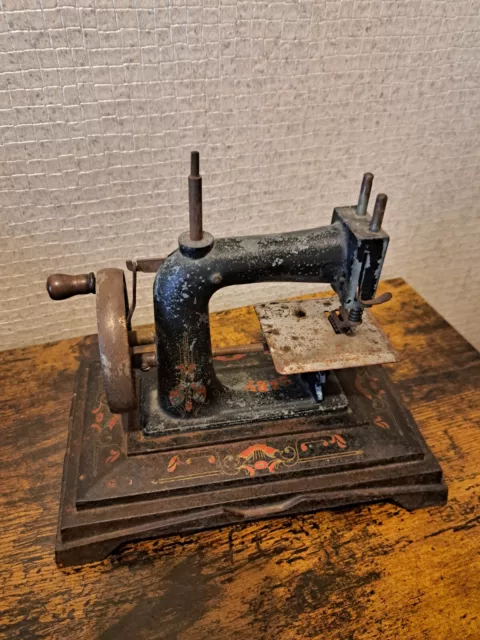 Ancienne petit machine à coudre à manivelle pour enfant 2