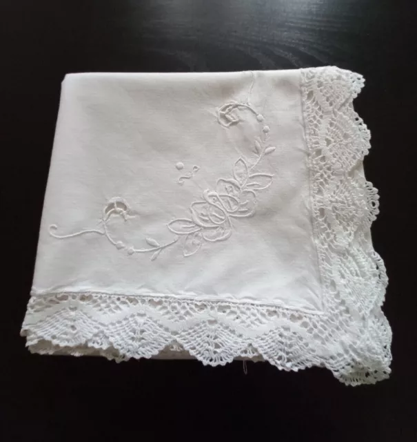 Nappe ancienne brodée dentelle et broderies