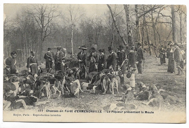 CPA " Chasses en Forêt d' ERMENONVILLE - Le piqueur présentant la Meute