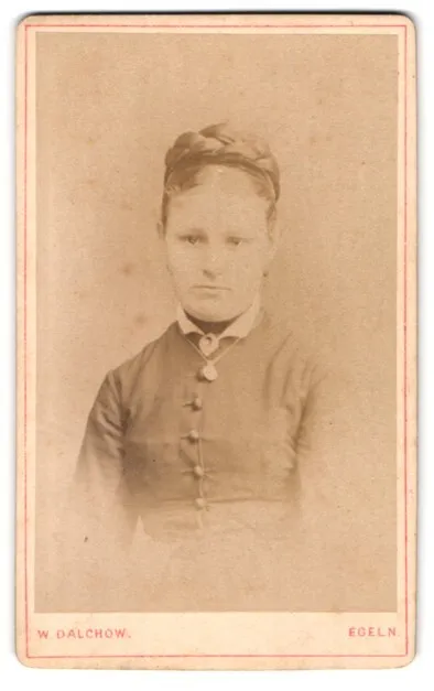 Fotografie W. Dalchow, Egeln, Junge Dame mit Flechtfrisur und Halskette