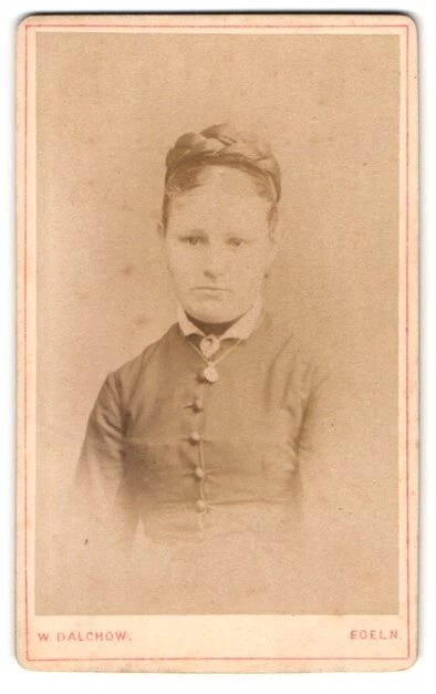 Fotografie W. Dalchow, Egeln, Junge Dame mit Flechtfrisur und Halskette