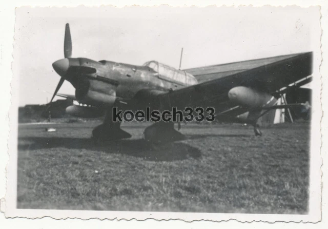 FOTO JUNKERS JU 87 Stuka Flugzeug der Luftwaffe auf einem Feldflugplatz ...