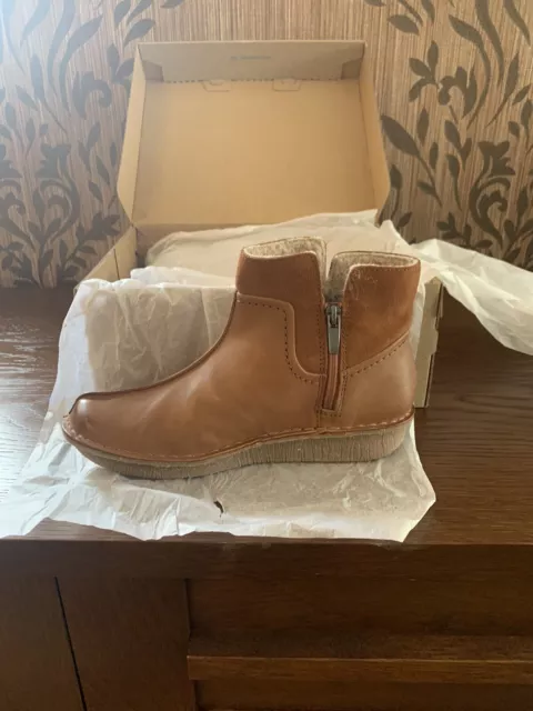 Clarks funny hot sale mid boots