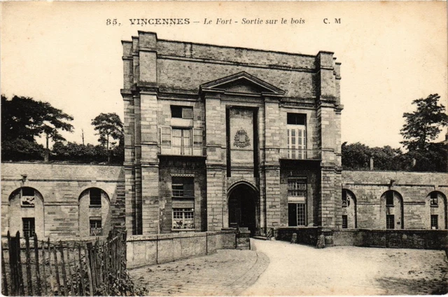CPA Vincennes Le Fort Sortie sur le bois (1347203)