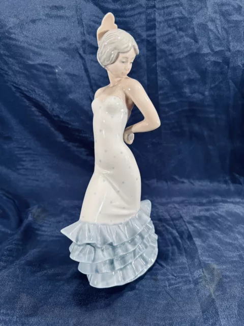 Nao By Lladro Flamengo Dancer Figurine.  9.5" tall.  Mînt condition.