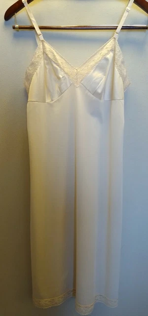 Slip 31 Bust NYLON Medium  FULL SLIP Sexy Old School Slip Vintage #51-721-75-I
