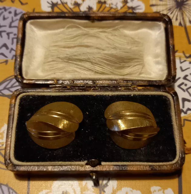 VINTAGE GOLDTONE LEAF CLIP ON EARRINGS STUNNING 1950s 1960s