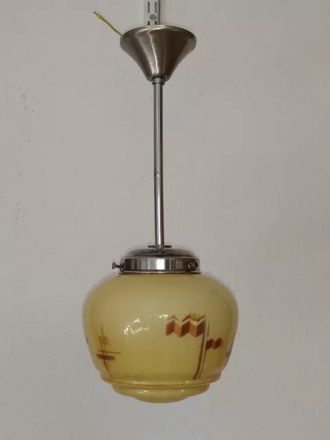 alte Lampe, Deckenlampe, Halterung verchromt, mit Schirm aus Glas, cremefarben