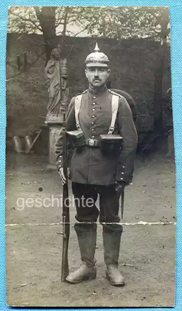 Foto, Soldat in Feldgrau, mit feldgrauer Pickelhaube, um 1914 !!!