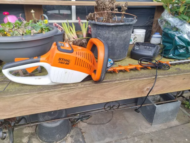 Stihl HSA 86 Akku Heckenschere 62cm Neues AP 200 Akku AL 101 Ladegerät Versand