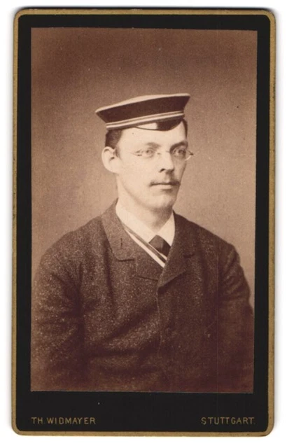 Fotografie Th. Widmayer, Stuttgart, Student mit Couleur und Mütze im Anzug