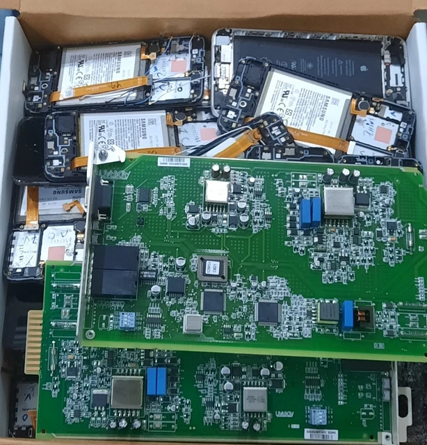 30 Pounds of Different Phone and Motherboard Parts For Scrap Gold Recovery #1011 30 Pounds of Different Phone and Motherboard Parts For Scrap Gold Recovery #1011