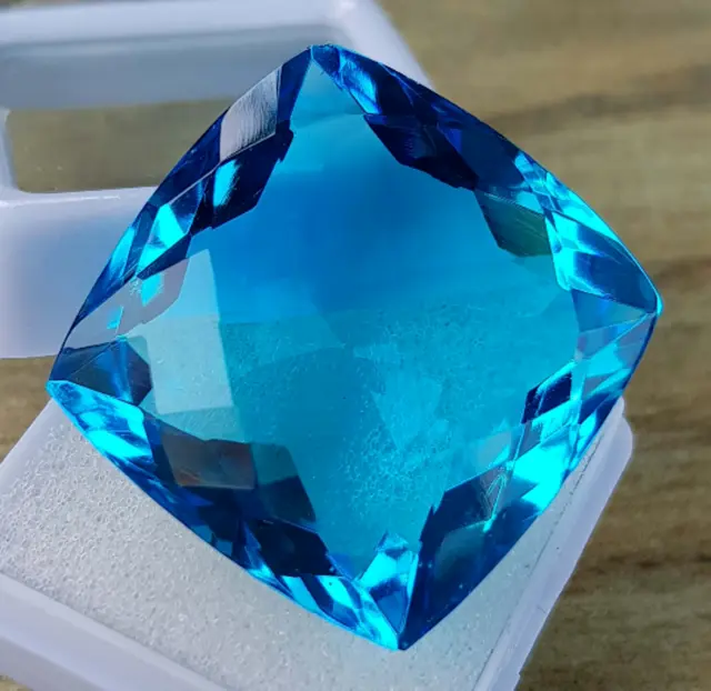 Pietra preziosa sciolta di topazio blu da 54,45 ct, forma pendente,...