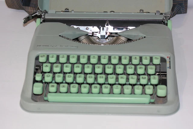 Vintage Ancienne Machine À Écrire HERMES BABY Suisse Verte Portable