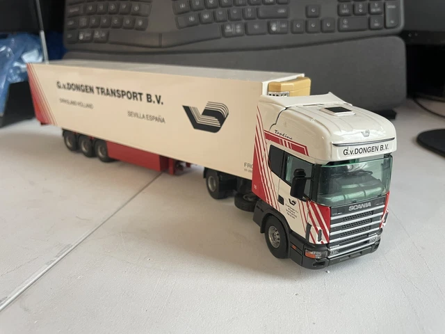 Miniatura 1.43: ônibus Scania CR 76 da Tekno