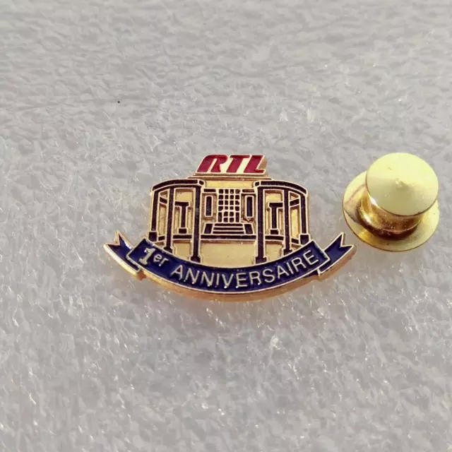 Pin's Lapel pin pins  Bus Autobus RTL Réseau de transport de Longueuil Signé