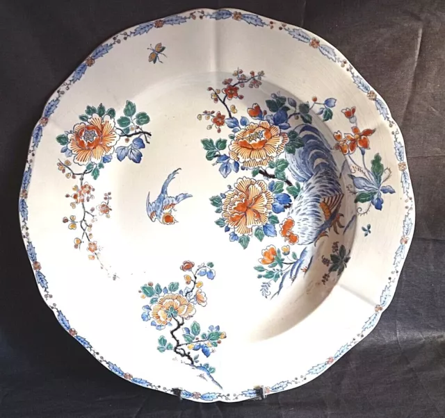 Grand plat creux en faïence de Gien décor pivoines, oiseau, coq bleu et orangé