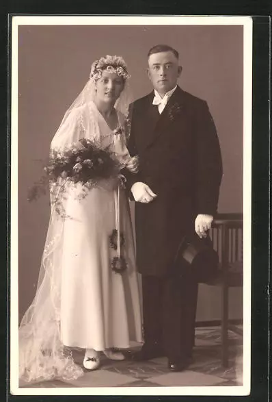Ansichtskarte Junges Brautpaar mit Schleier und Zylinder in Hochzeitsmode