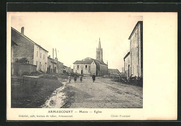 CPA Armaucourt, Rue avec Mairie et Eglise