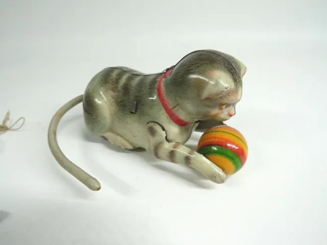 altes Blechspielzeug Köhler Katze mit Ball Wendekatze m. Schlüssel US-Zone