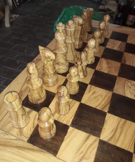 Scacchiera in legno di ulivo con pezzi dama e scacchi tutto fatto a mano
