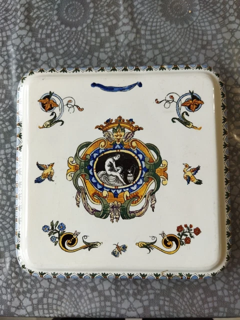 Dessous plat en faïence de Gien XIXEME décor grotesque