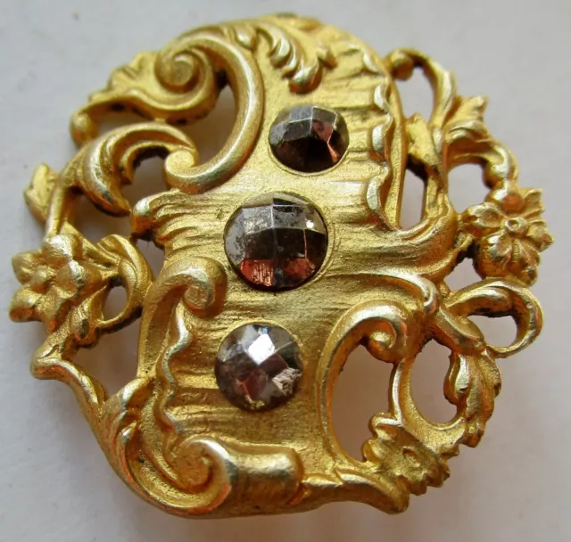 Rare ancien bouton plat en métal doré ajouré avec 3 clous et motif floral 25 mm