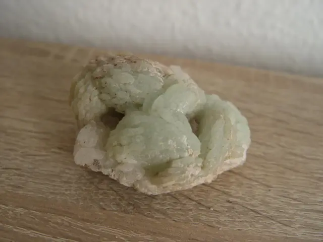 Mineralien Stufe  Prehnit Quarz  ca.6x5x3 cm