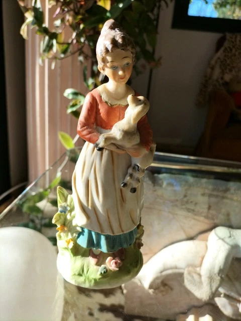 Statuette Femme au petit chien En Biscuit Polychrome