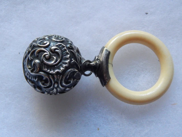 SONAJERO DE BEBÉ En Plata Trabajada A Repoussé Y En Hueso X 4,5